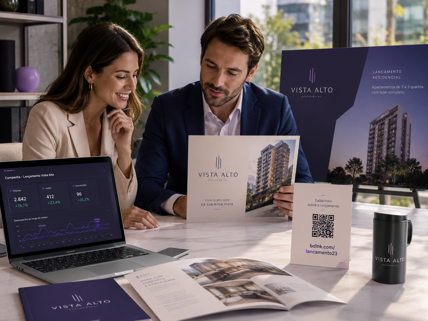 Time de marketing de incorporadora planejando campanha de lançamento imobiliário